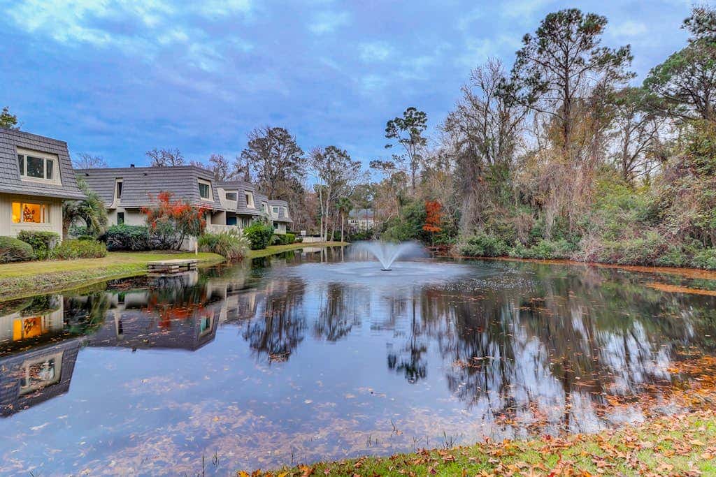 1st Floor Villa with pool, tennis, central AC, & washer dryer