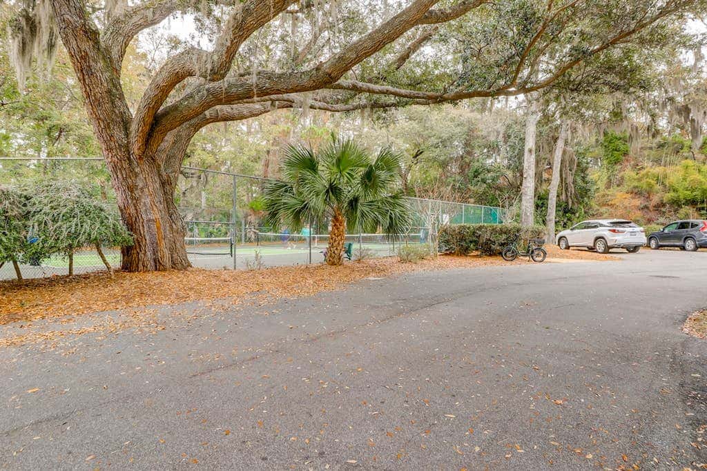 1st Floor Villa with pool, tennis, central AC, & washer dryer