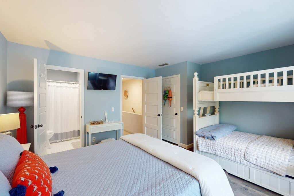Updated Villa - Close to Coligny Plaza and Beach Access