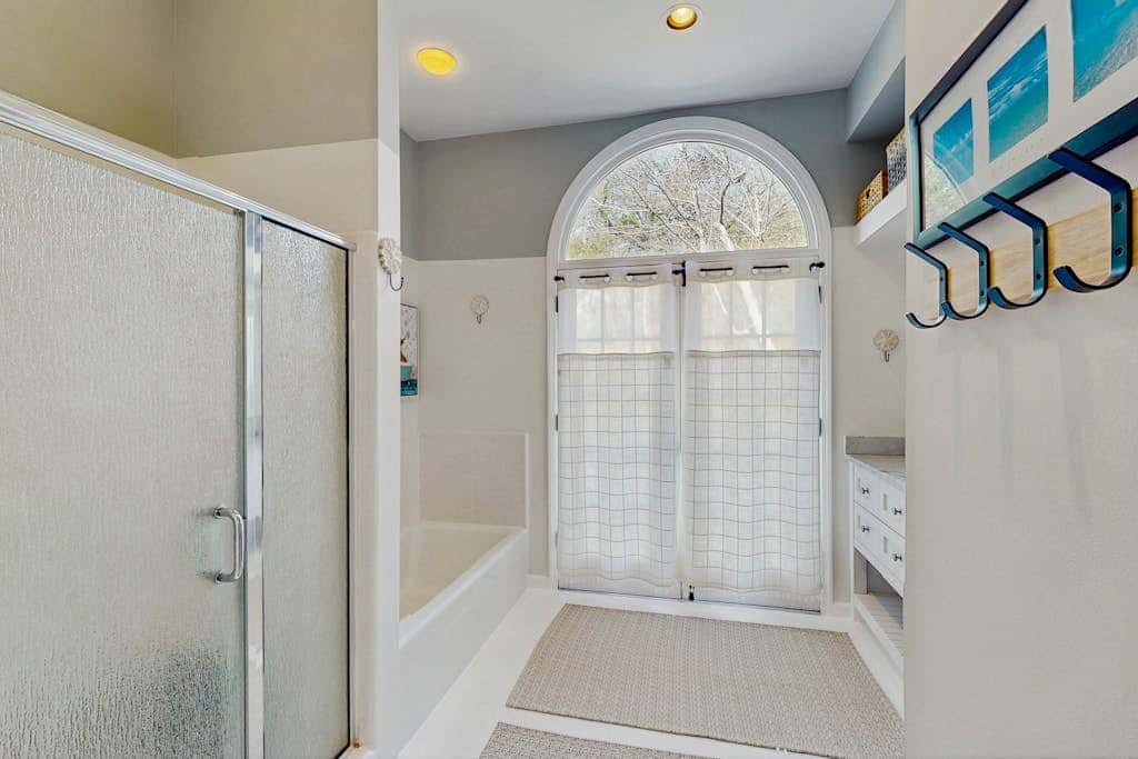 French Home on Golf Course Private Pool & Hot Tub