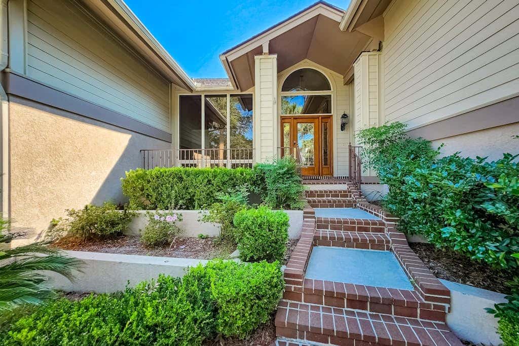 Stunning home lagoon views and close to Harbour Town w central AC