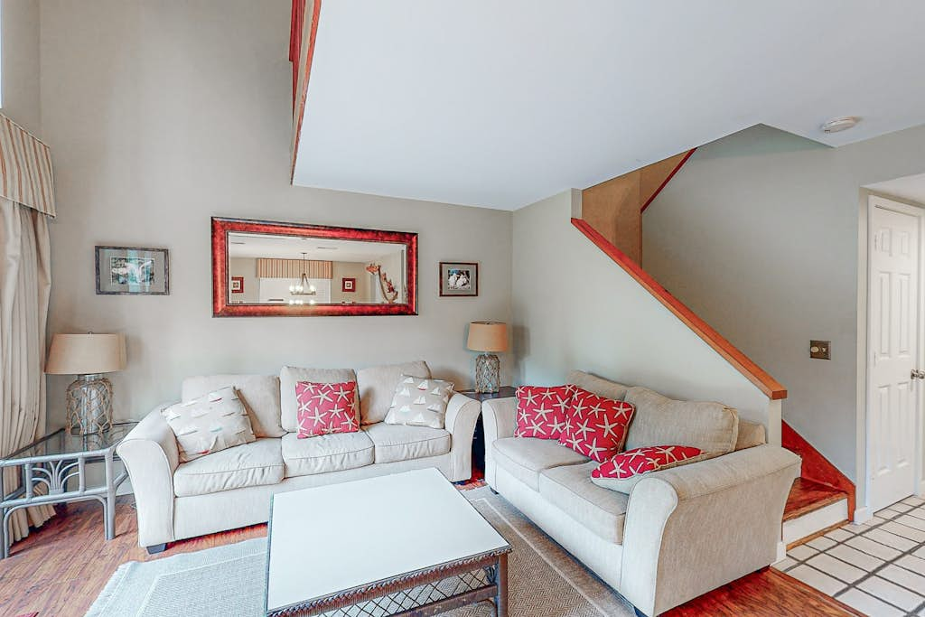 Wonderful Townvilla with pool, tennis and quick walk to beach
