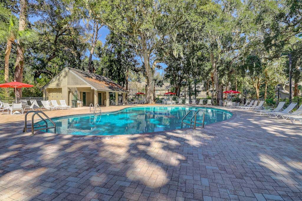 Splendid condo,  pool, full kitchen, & patio