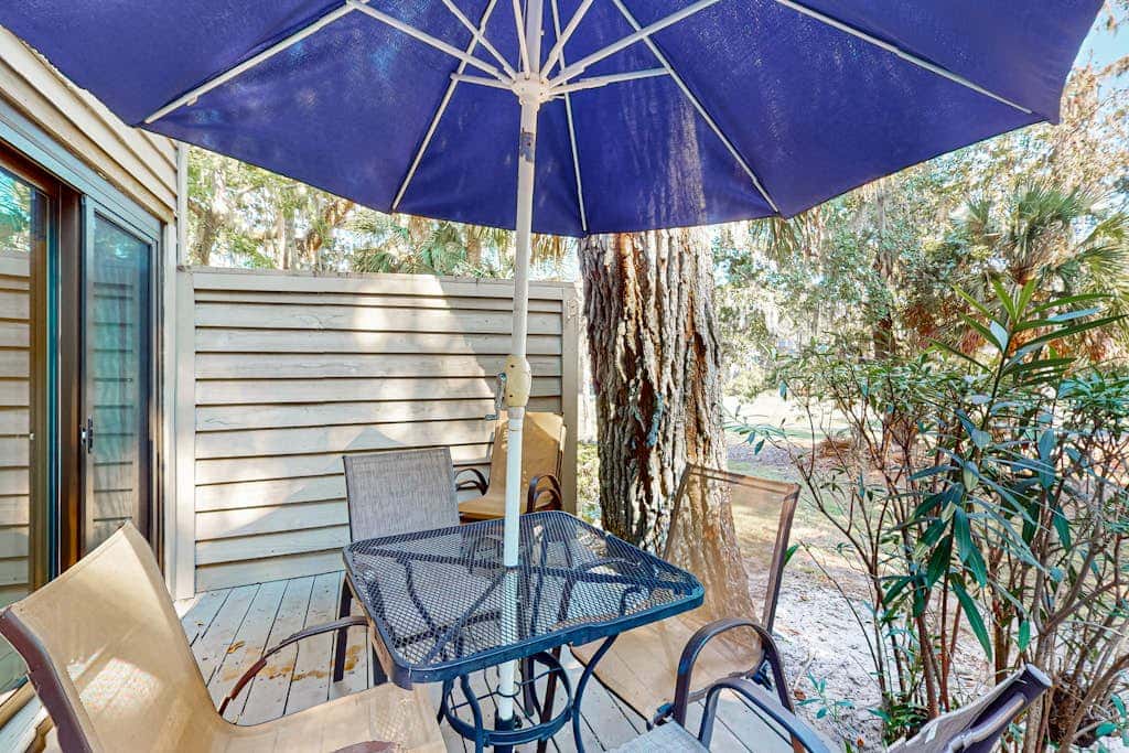Splendid condo,  pool, full kitchen, & patio