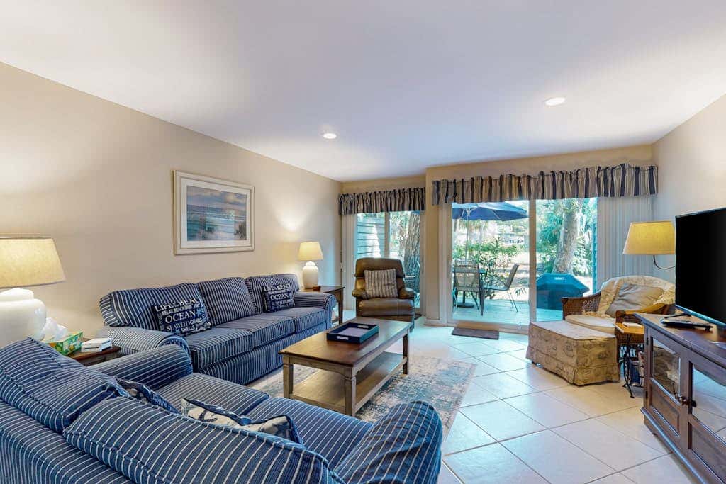 Splendid condo,  pool, full kitchen, & patio