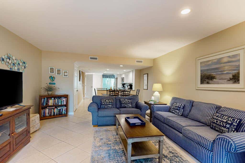 Splendid condo,  pool, full kitchen, & patio
