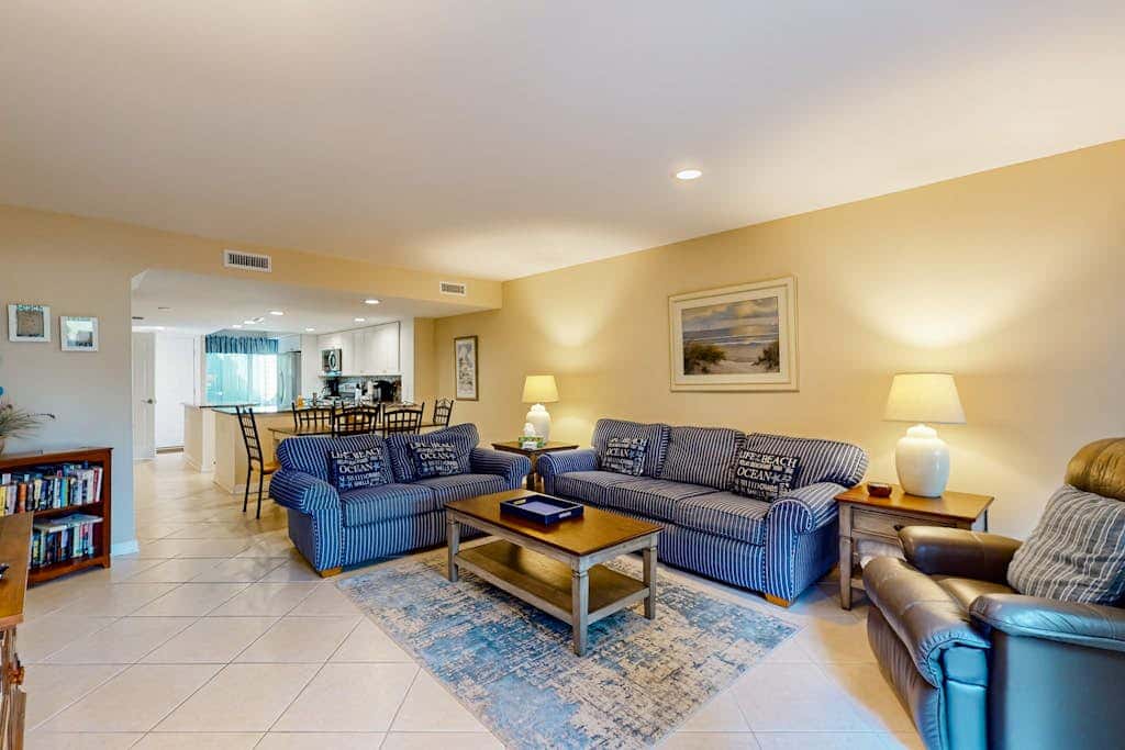 Splendid condo,  pool, full kitchen, & patio