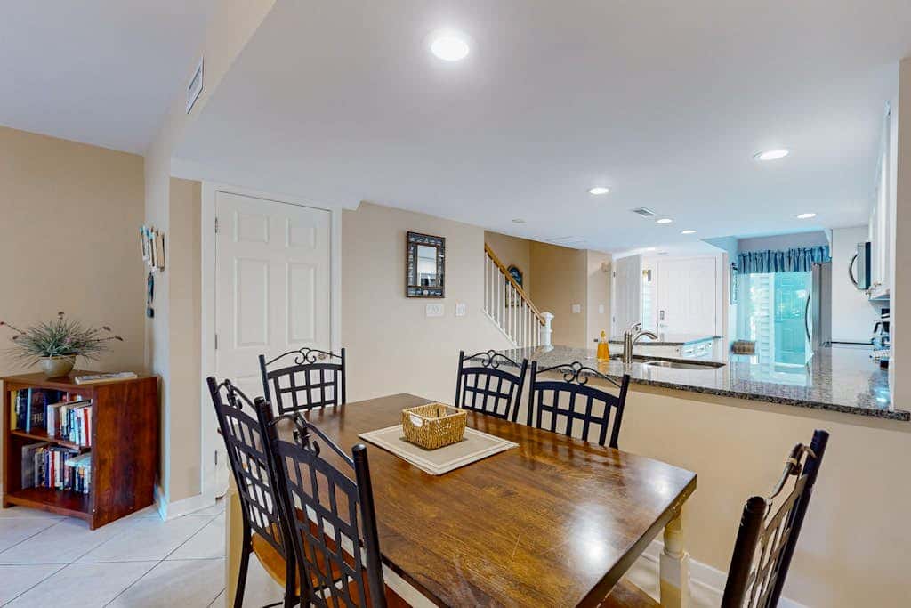Splendid condo,  pool, full kitchen, & patio
