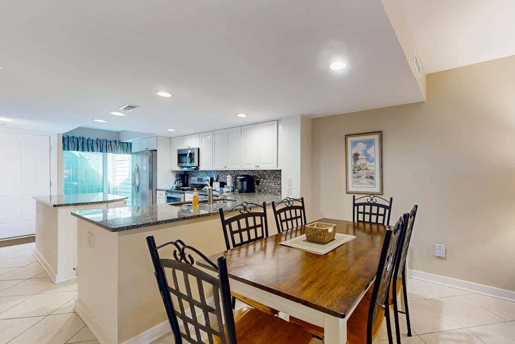 Splendid condo,  pool, full kitchen, & patio