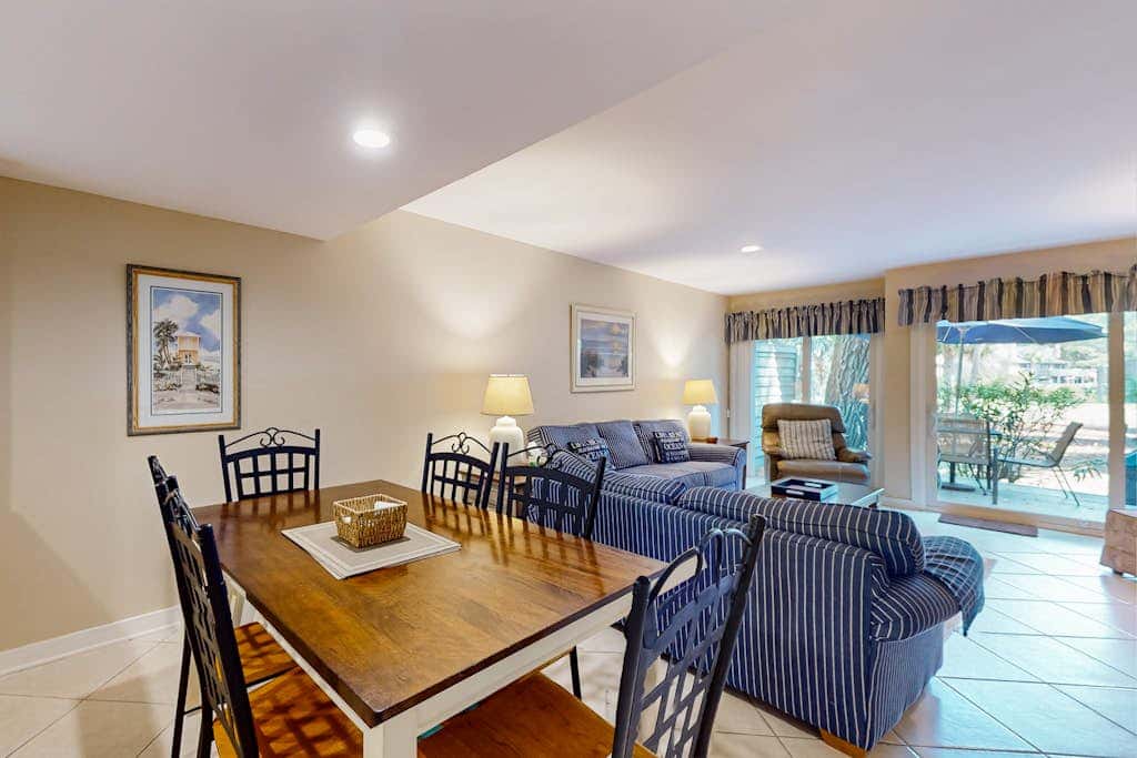 Splendid condo,  pool, full kitchen, & patio