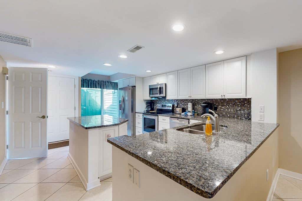 Splendid condo,  pool, full kitchen, & patio