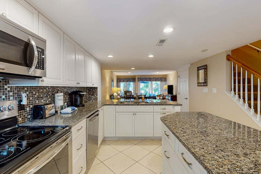 Splendid condo,  pool, full kitchen, & patio