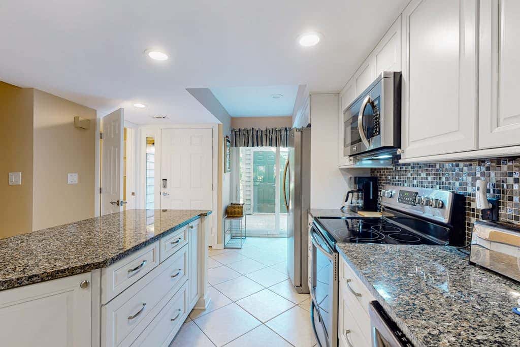Splendid condo,  pool, full kitchen, & patio