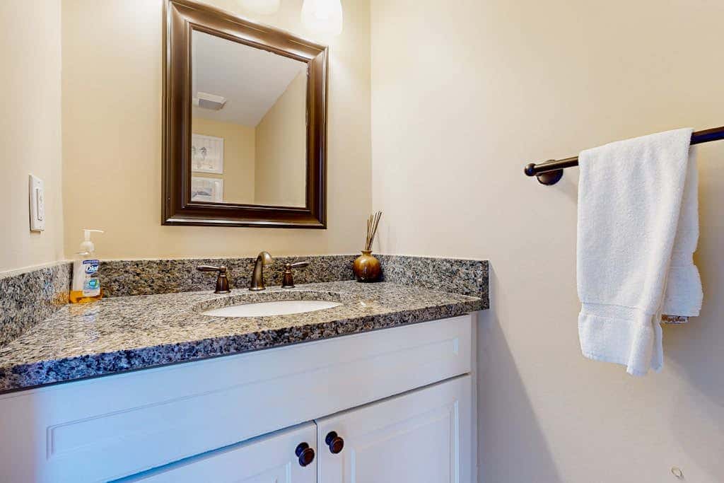 Splendid condo,  pool, full kitchen, & patio