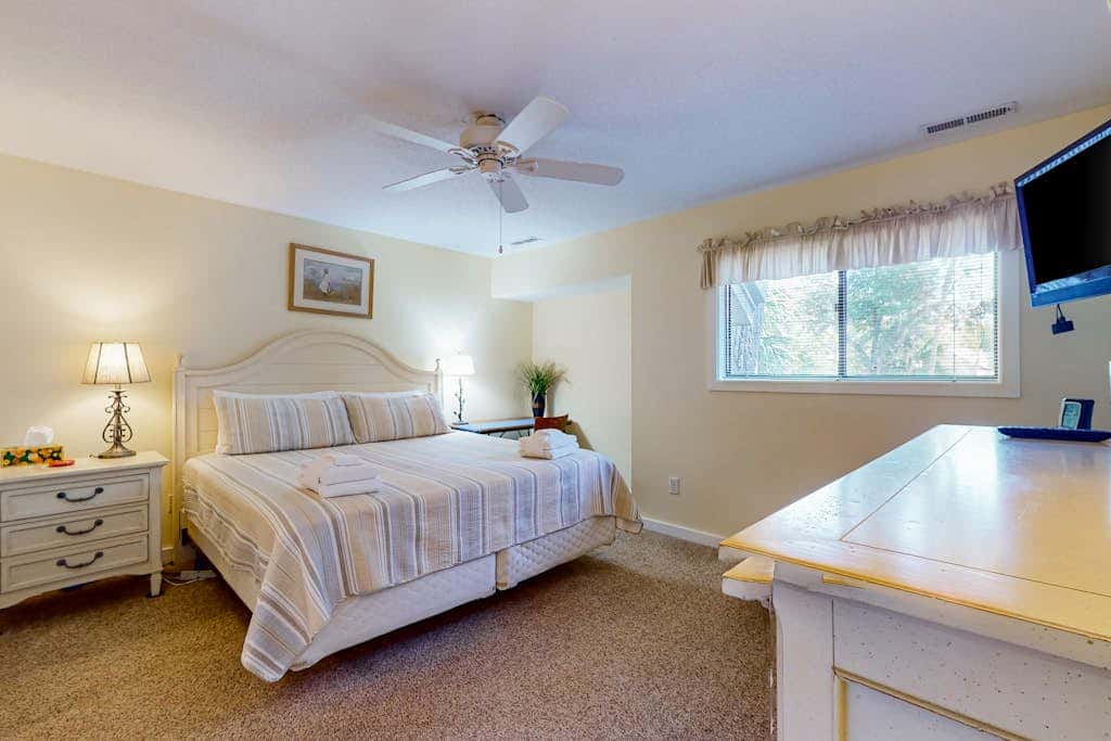 Splendid condo,  pool, full kitchen, & patio
