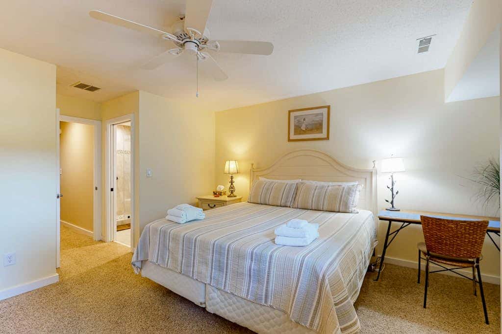 Splendid condo,  pool, full kitchen, & patio