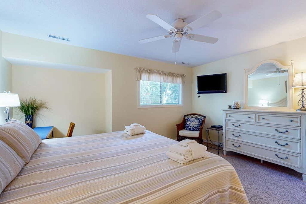 Splendid condo,  pool, full kitchen, & patio