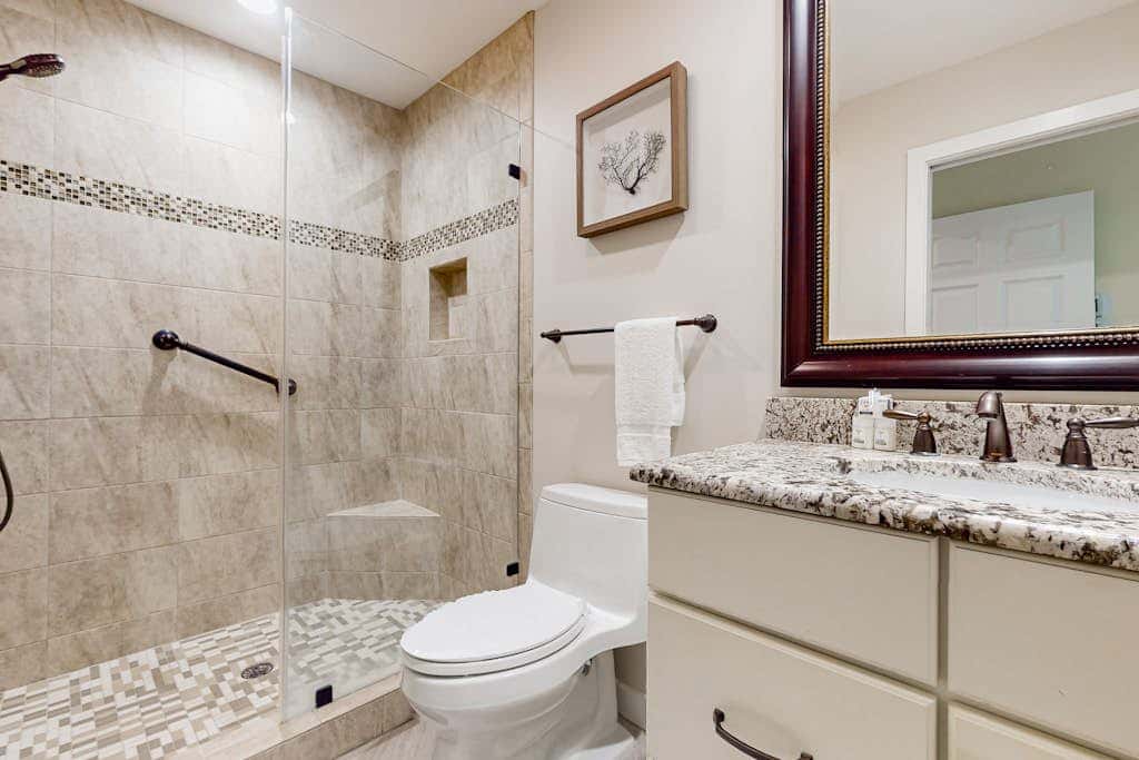Splendid condo,  pool, full kitchen, & patio