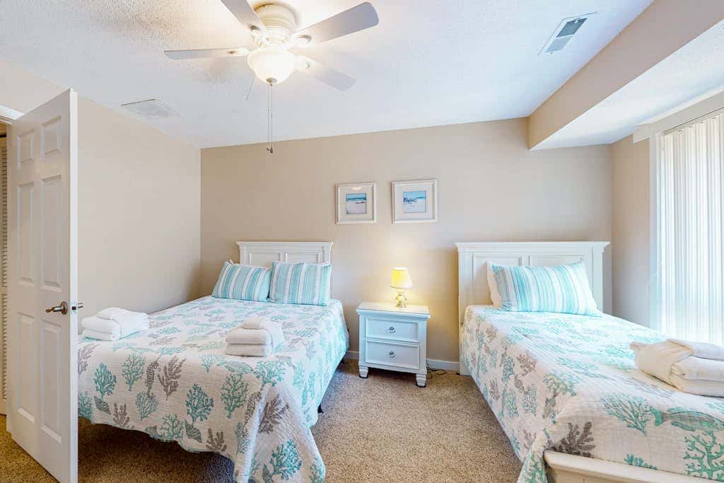Splendid condo,  pool, full kitchen, & patio