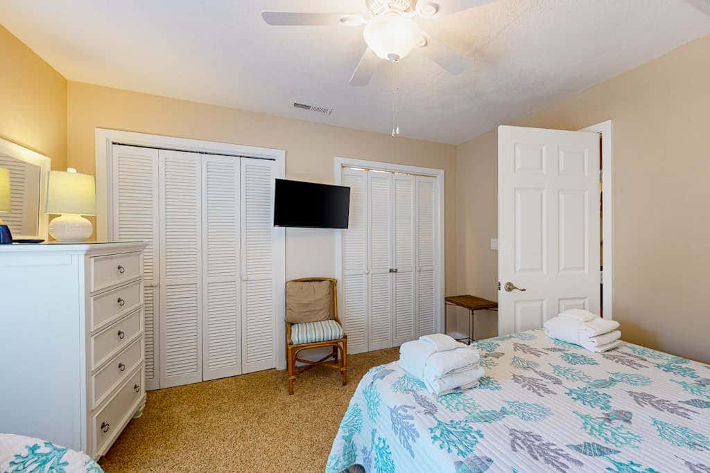 Splendid condo,  pool, full kitchen, & patio