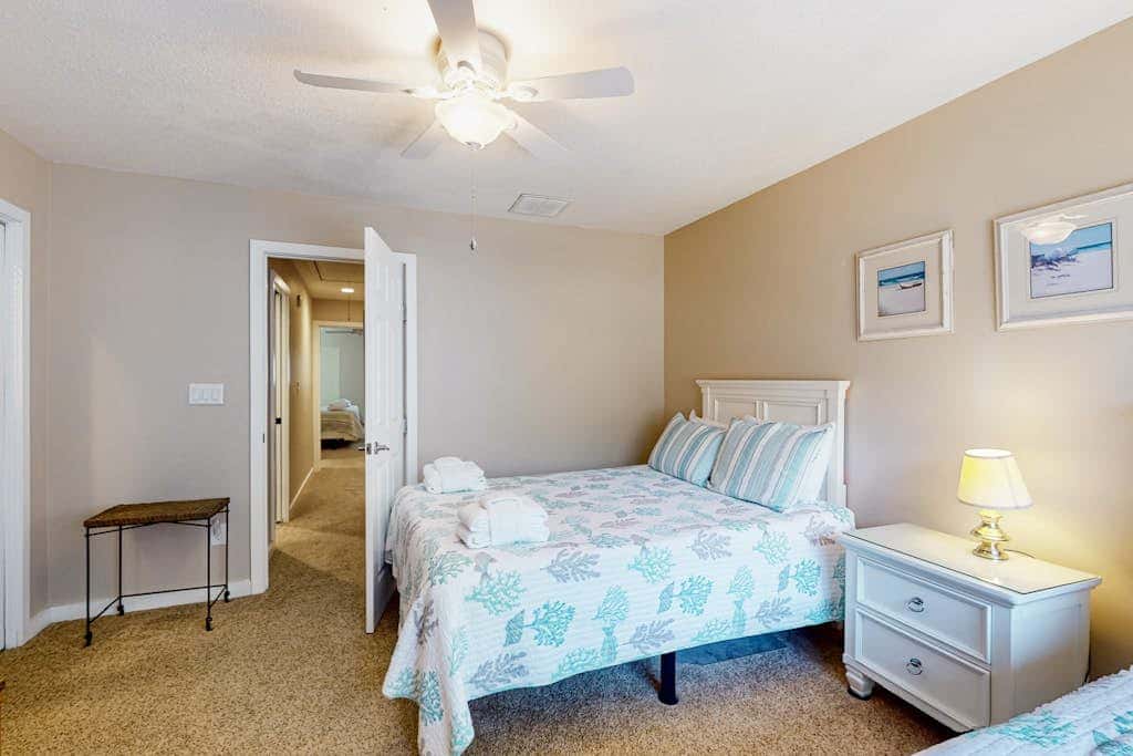 Splendid condo,  pool, full kitchen, & patio