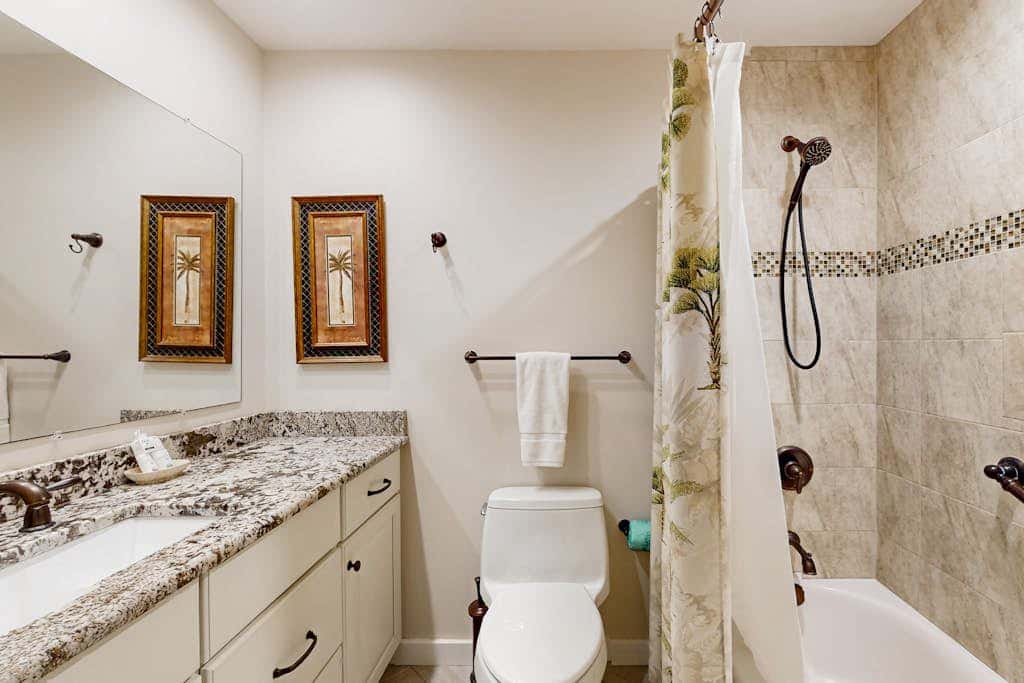 Splendid condo,  pool, full kitchen, & patio