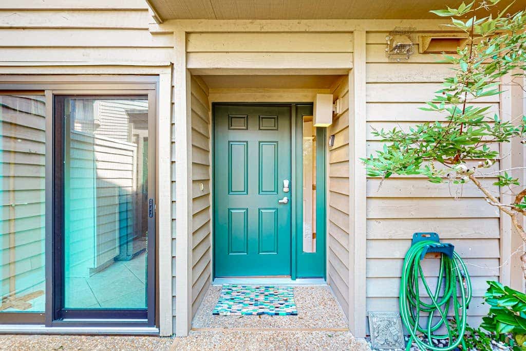 Splendid condo,  pool, full kitchen, & patio