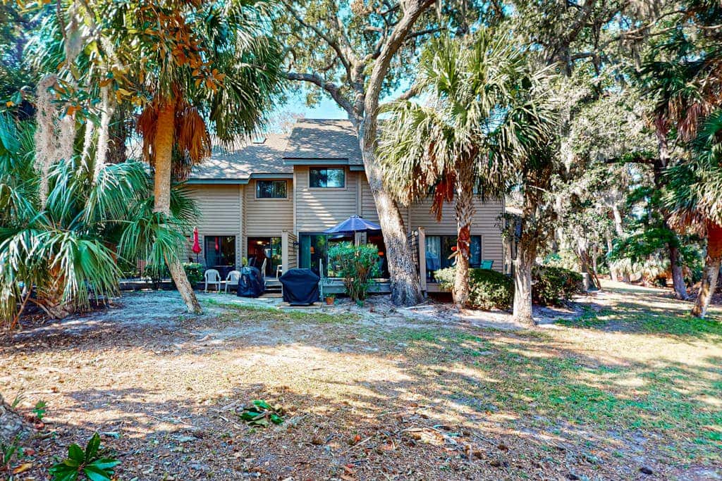 Splendid condo,  pool, full kitchen, & patio