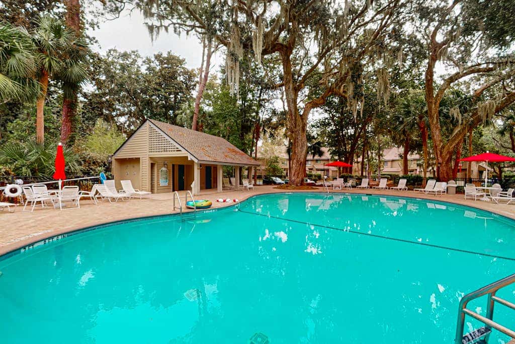 Splendid condo,  pool, full kitchen, & patio