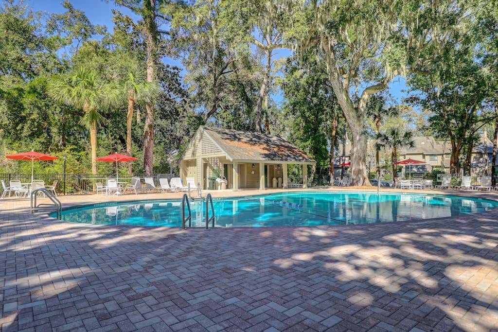 Splendid condo,  pool, full kitchen, & patio
