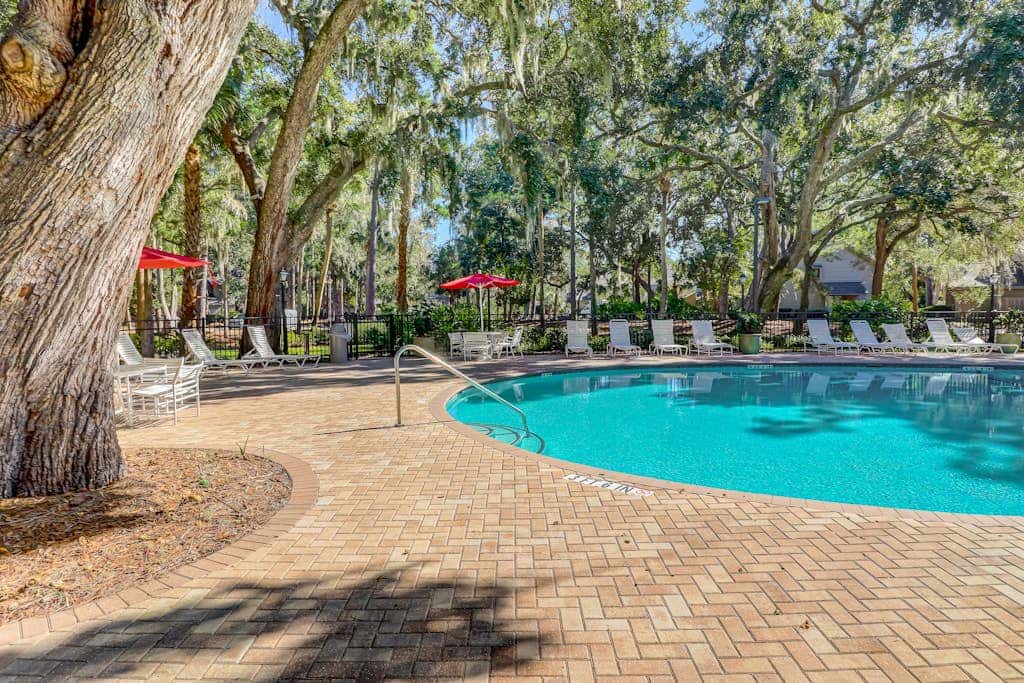 Splendid condo,  pool, full kitchen, & patio