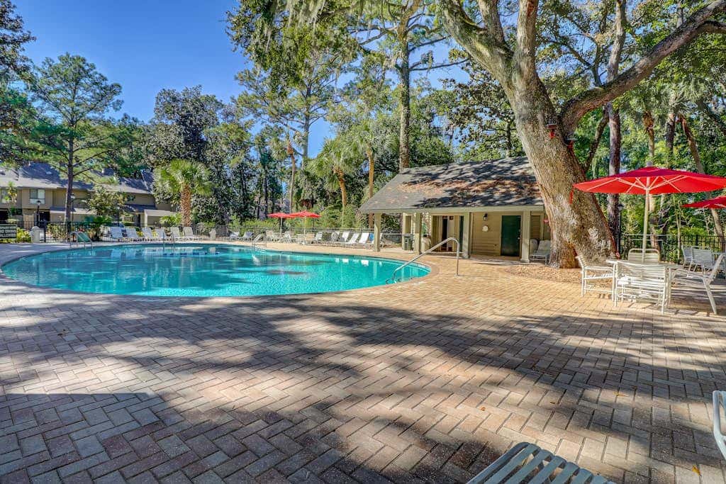 Splendid condo,  pool, full kitchen, & patio