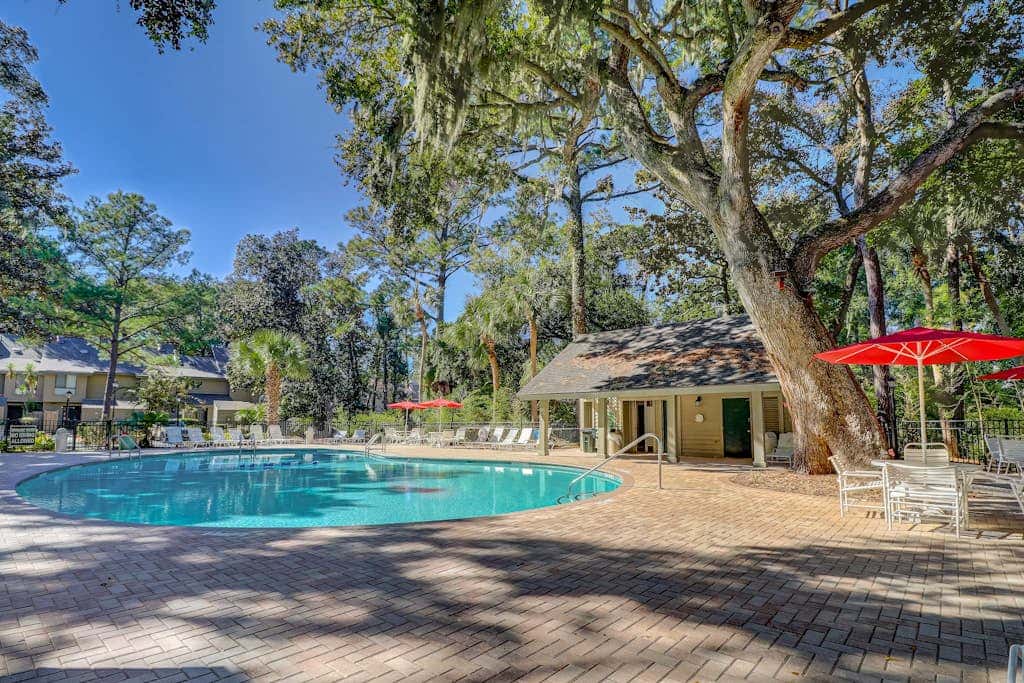 Splendid condo,  pool, full kitchen, & patio