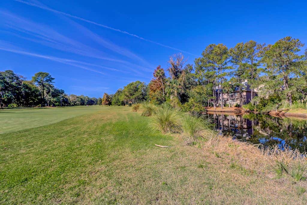 Splendid condo,  pool, full kitchen, & patio