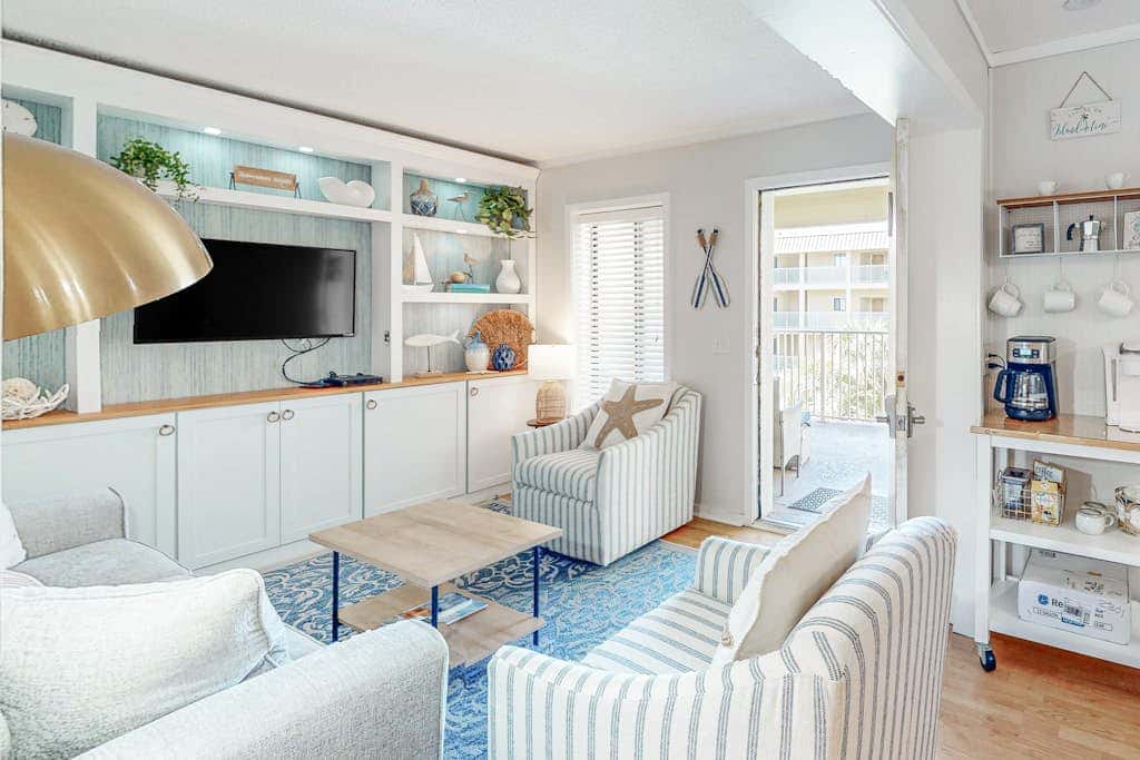 Coastal chic condo- Pools, Tennis Court, Close to Beach