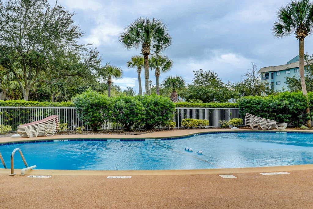 Coastal chic condo- Pools, Tennis Court, Close to Beach