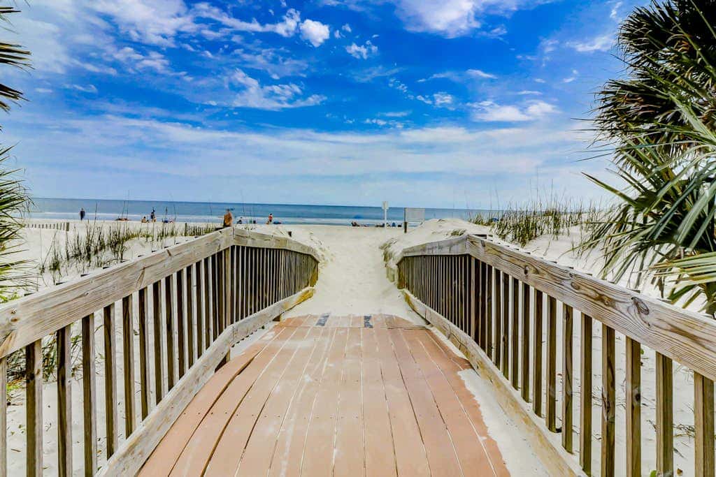 Coastal chic condo- Pools, Tennis Court, Close to Beach