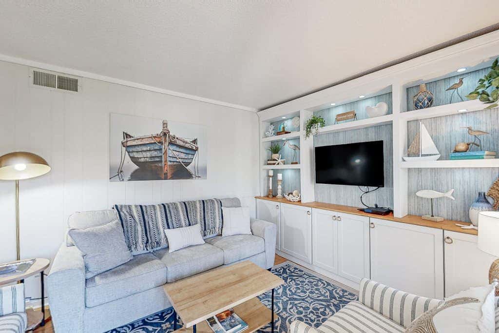 Coastal chic condo- Pools, Tennis Court, Close to Beach