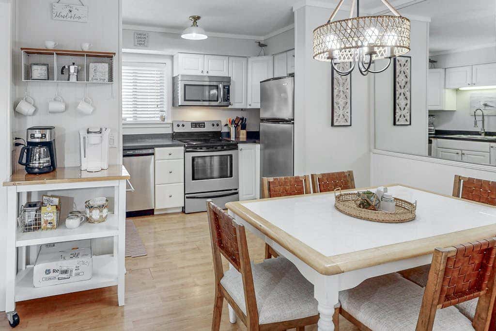 Coastal chic condo- Pools, Tennis Court, Close to Beach