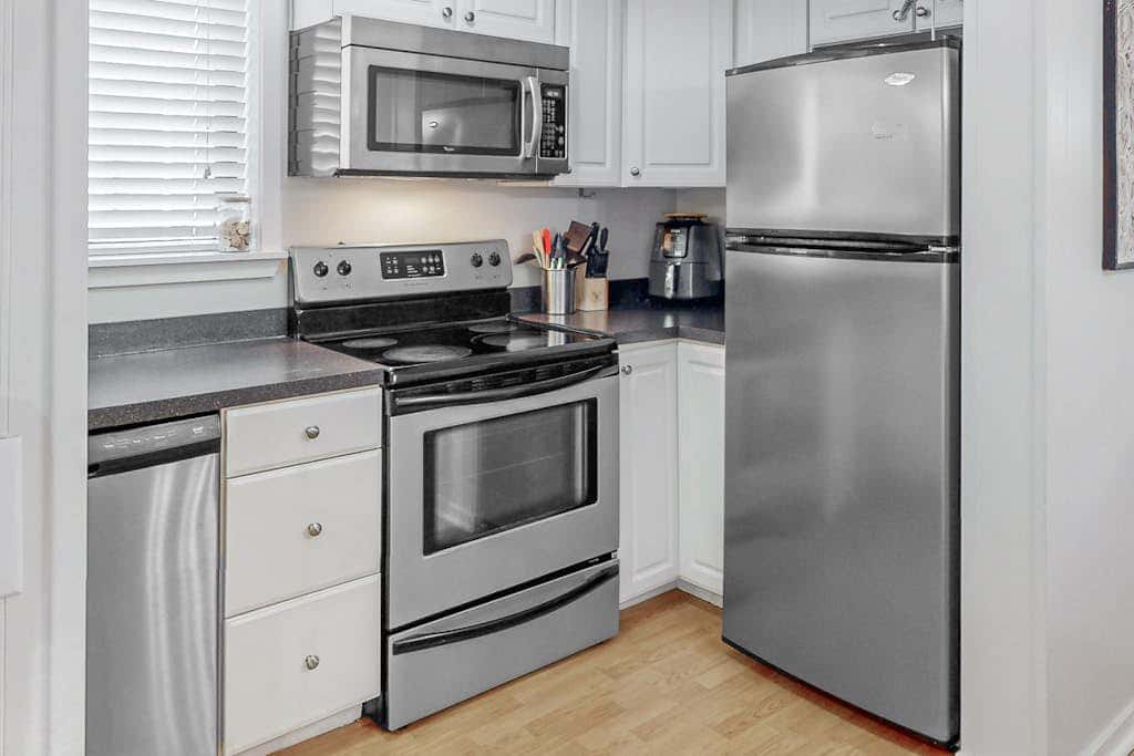 Coastal chic condo- Pools, Tennis Court, Close to Beach