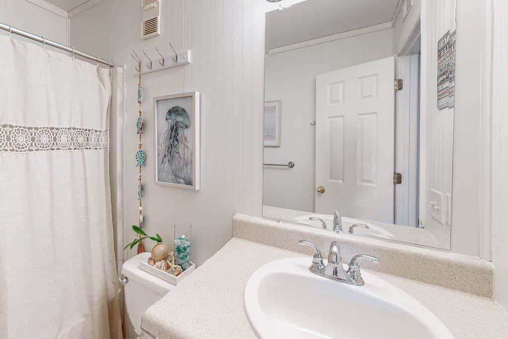 Coastal chic condo- Pools, Tennis Court, Close to Beach