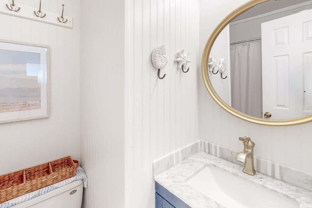 Coastal chic condo- Pools, Tennis Court, Close to Beach