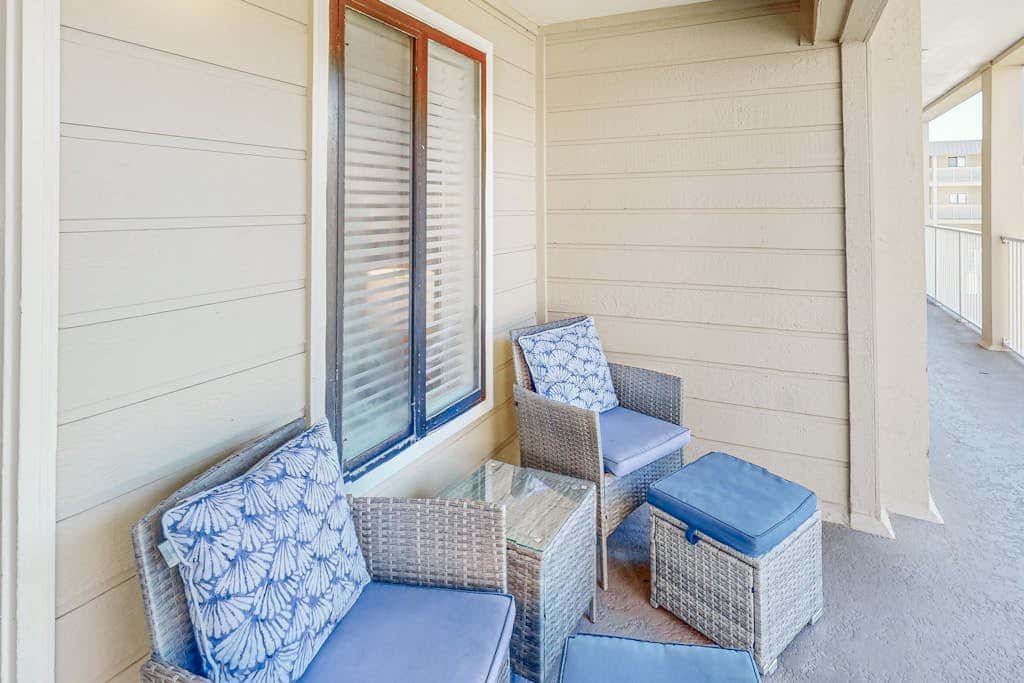 Coastal chic condo- Pools, Tennis Court, Close to Beach