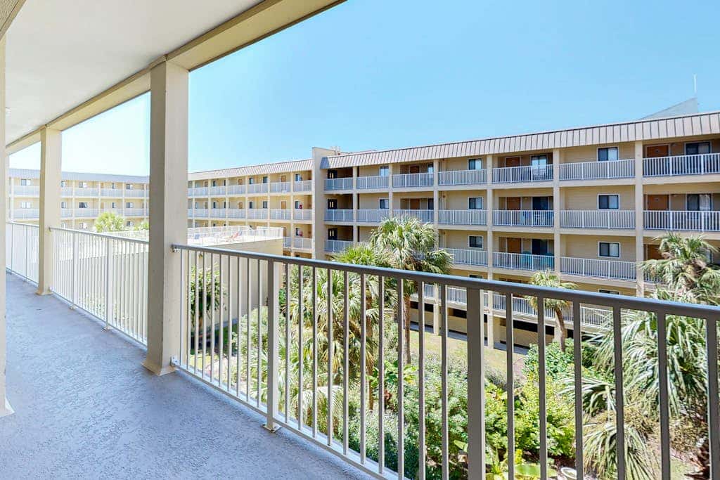 Coastal chic condo- Pools, Tennis Court, Close to Beach