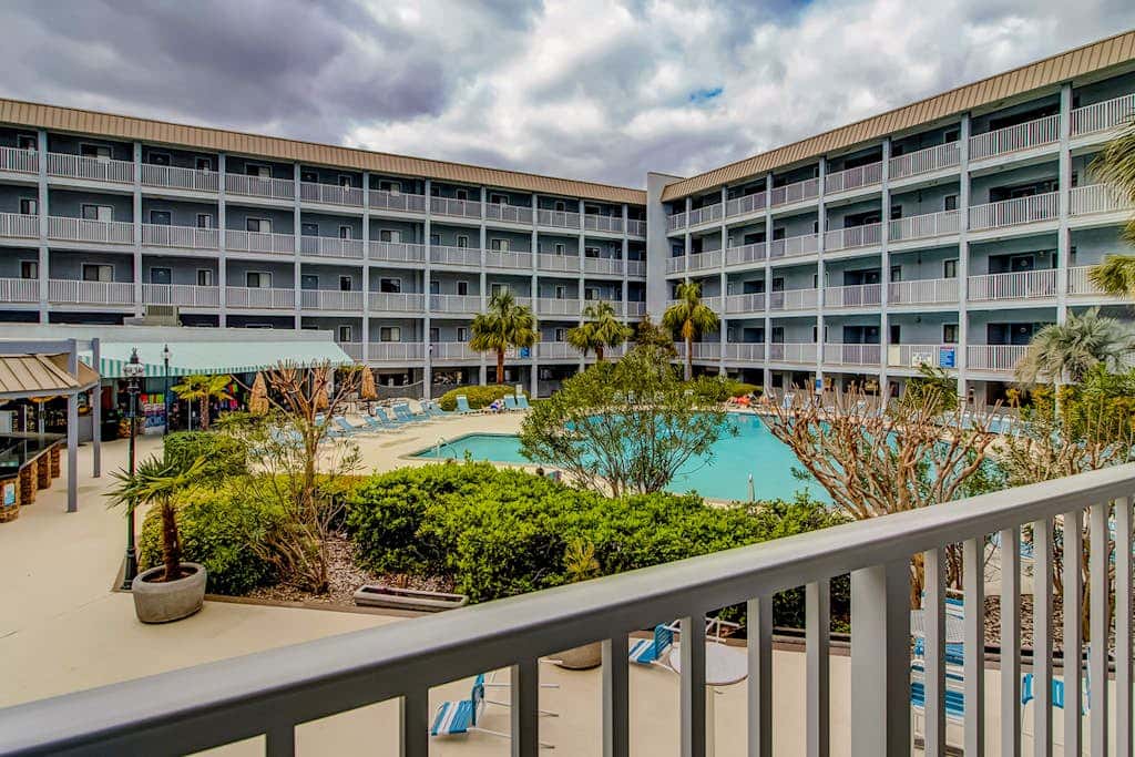 Coastal chic condo- Pools, Tennis Court, Close to Beach