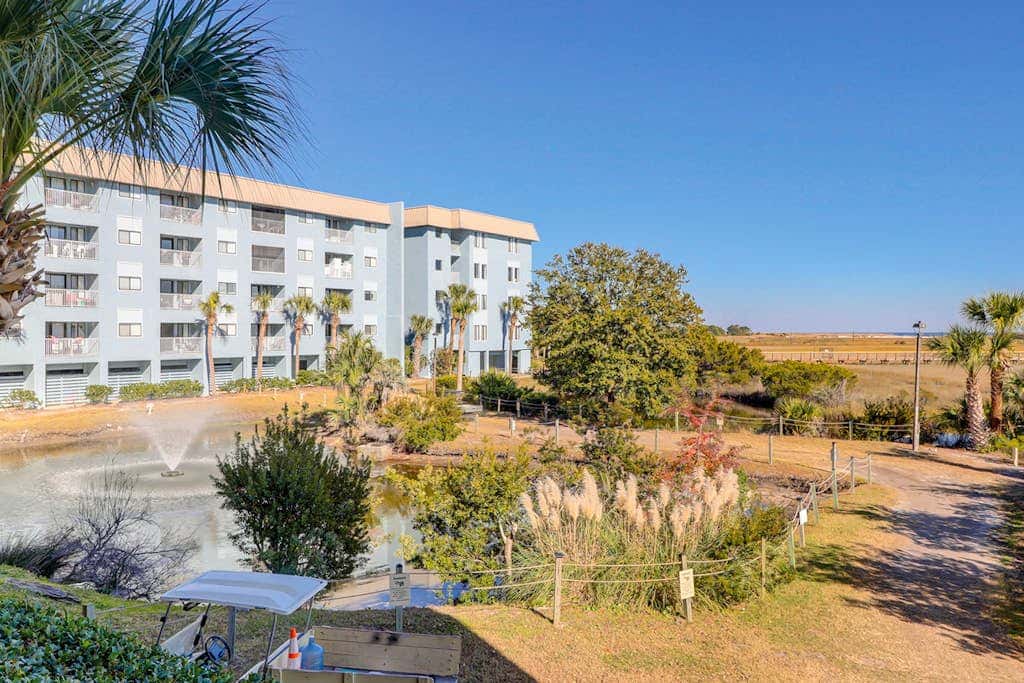 Coastal chic condo- Pools, Tennis Court, Close to Beach
