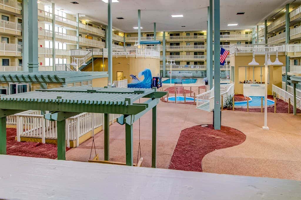 Coastal chic condo- Pools, Tennis Court, Close to Beach