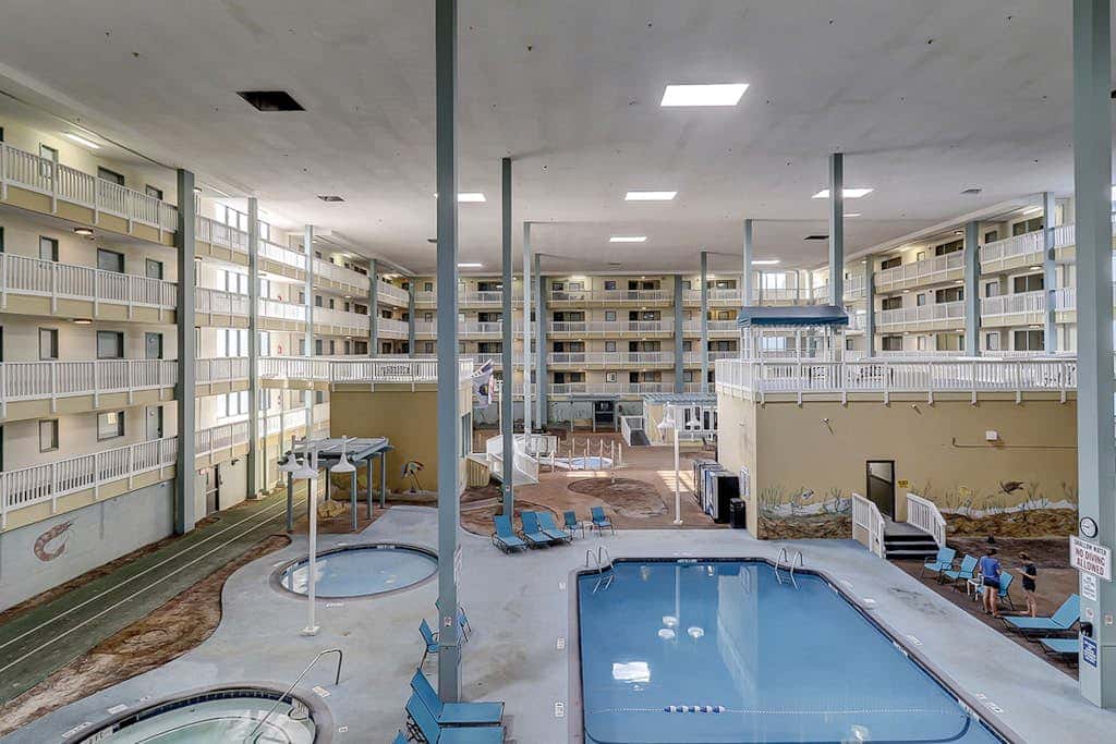 Coastal chic condo- Pools, Tennis Court, Close to Beach
