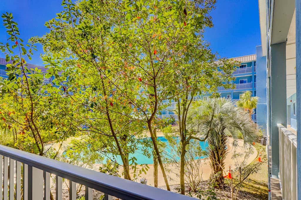 Coastal chic condo- Pools, Tennis Court, Close to Beach