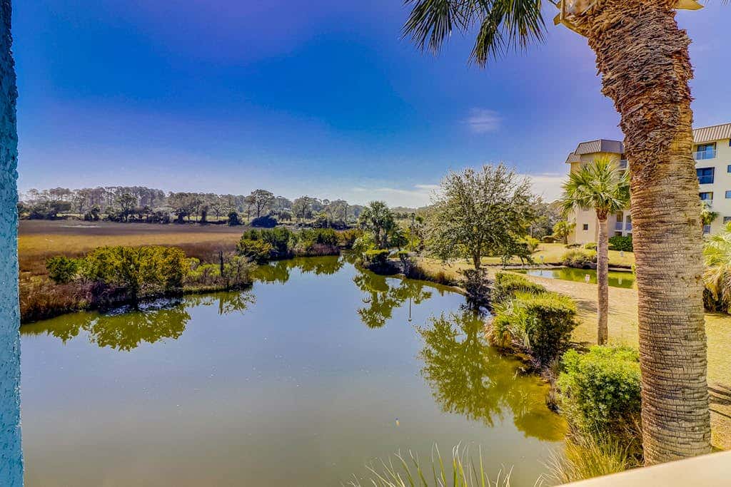 Coastal chic condo- Pools, Tennis Court, Close to Beach
